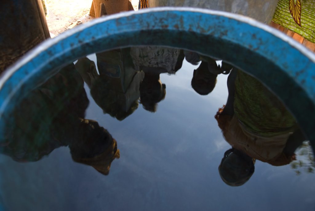 Reflections-in-a-tank-of-water-Ghana - آینه های نخستین