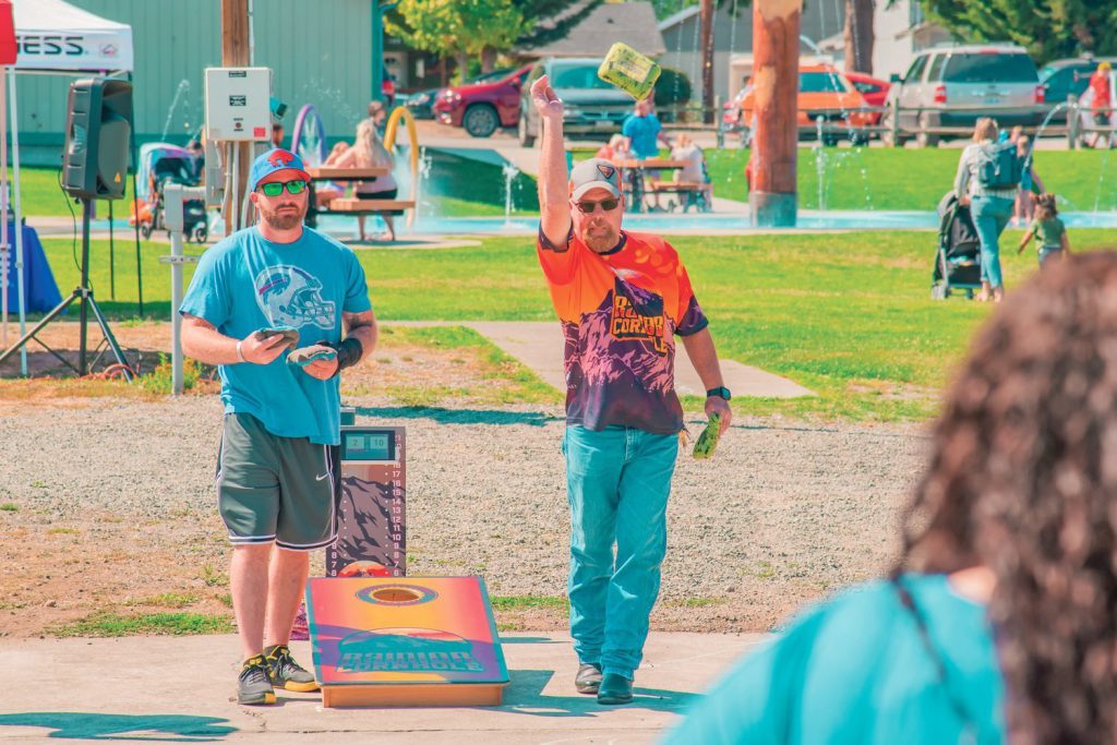 بازی کردن کورن هول در پارک